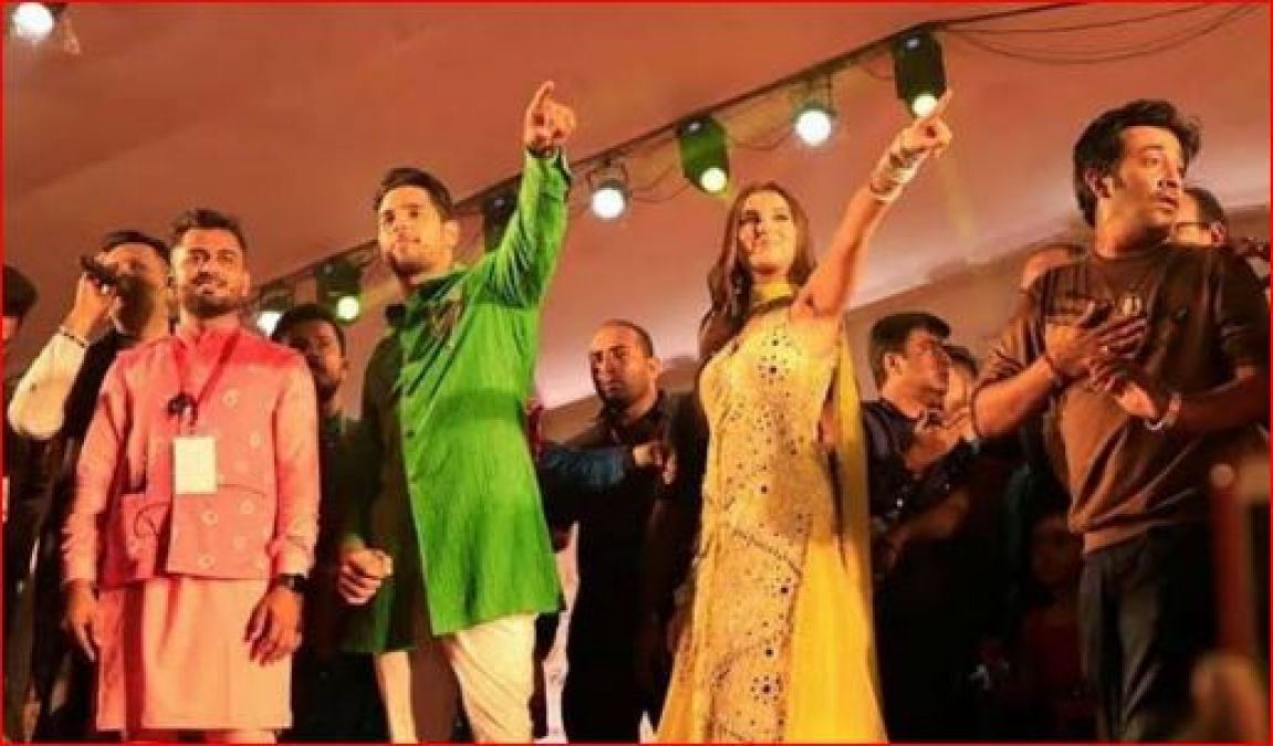 Siddharth and Tara Sutaria were seen doing Garba during film promotion