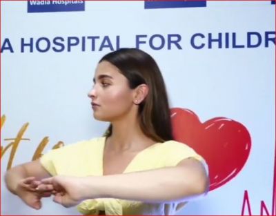 Alia Bhatt angry after seeing media people very close to her, Says, 'Stay Back...