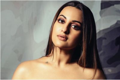 Sonakshi Sinha's is mix of sexy and sassy in golden dress, watch video here