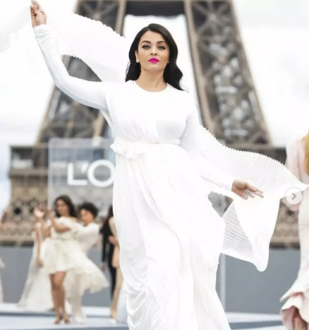 Aishwarya Rai Bachchan Dazzles In White Outfit As She Walks The Ramp, Pics Viral