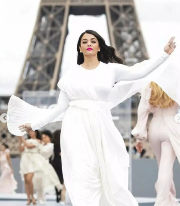 पेरिस फैशन वीक में रैंप वॉक करती दिखीं ऐश्वर्या