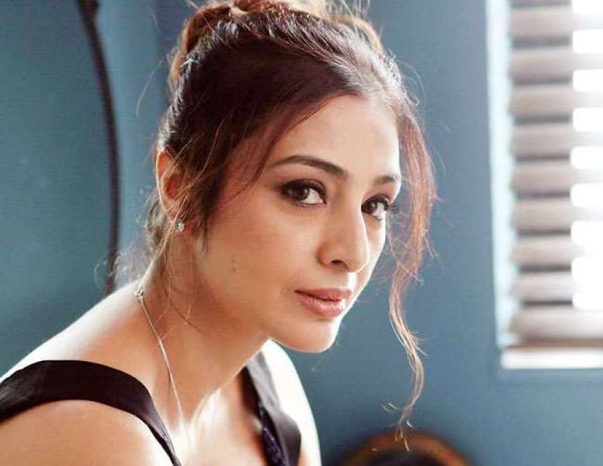 Bollywood hot actress Tabu made a ponytail with her stylish dress, watch her video here!