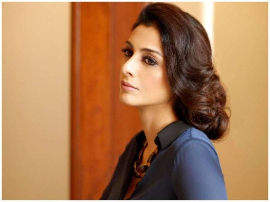 Bollywood hot actress Tabu made a ponytail with her stylish dress, watch her video here!