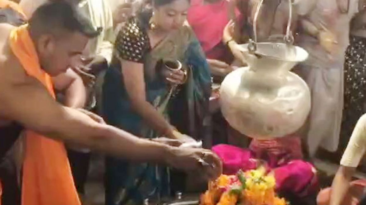 Tanushree Dutta reaches Baba Mahakal's Temple, joins Bhasm Aarti!