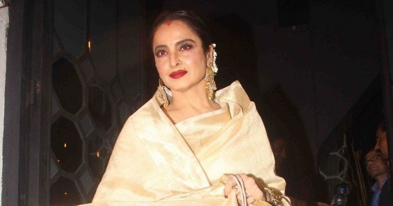 Rekha's new look caught everyone's attention, see here!