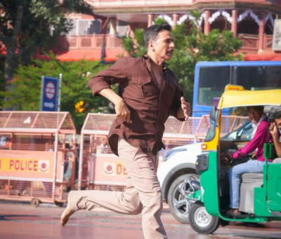 Akshay Kumar spotted without slippers in Chandni Chowk, video goes viral