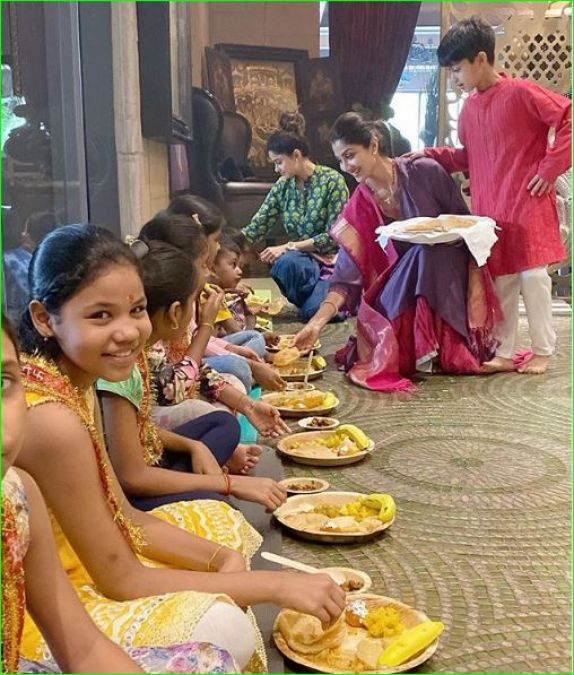 दुर्गाष्टमी पर शिल्पा शेट्टी ने करवाया कन्याभोज, सामने आईं तस्वीरें