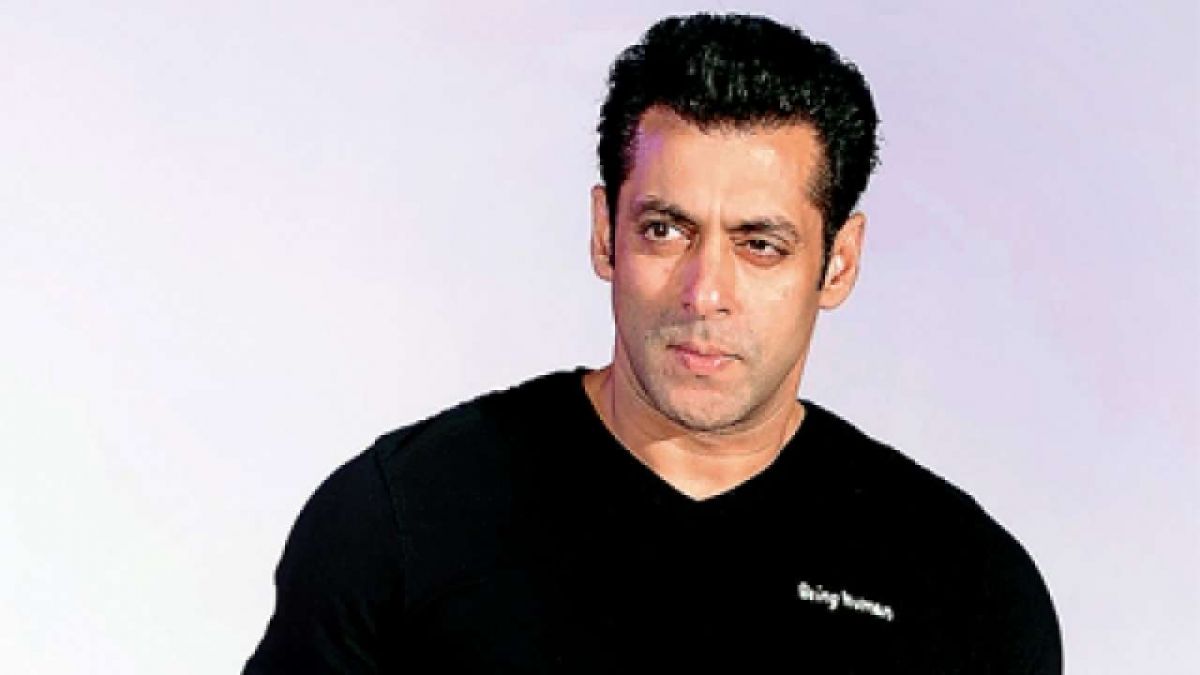 Bollywood actor Salman Khan jumps into the river, know why