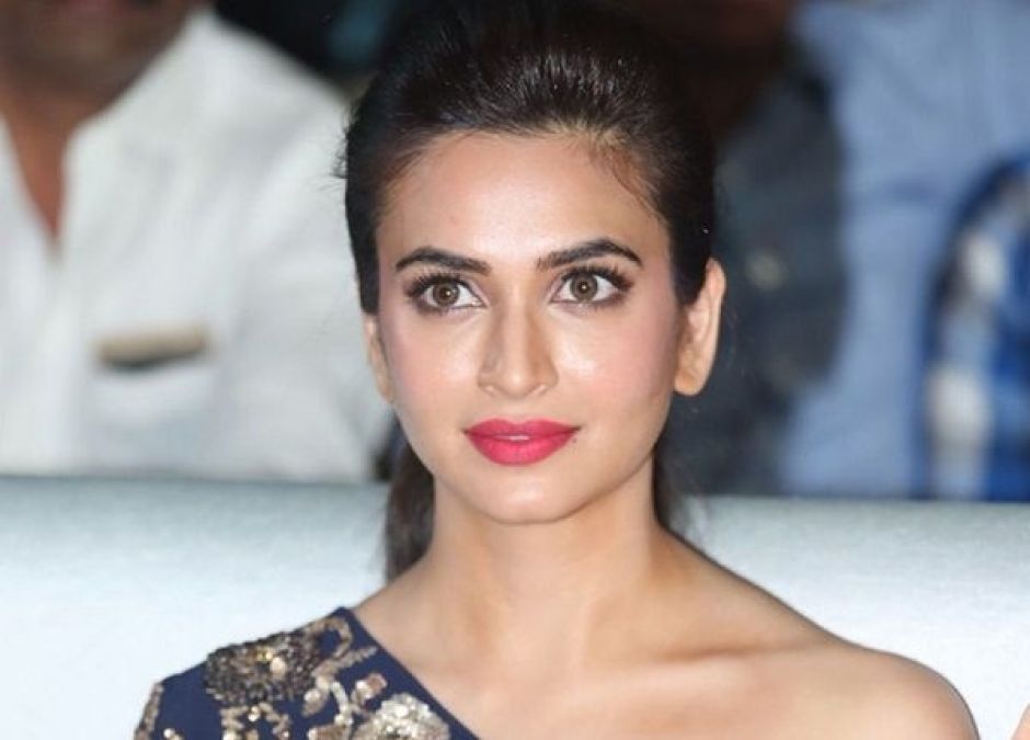 Kriti Kharbanda stuns in black dress, photo goes viral