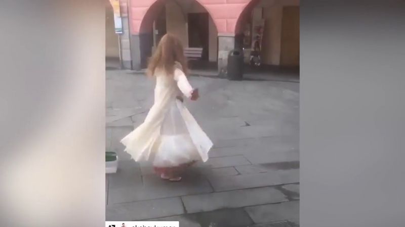 Video : इटली की सड़कों की नाचती नज़र आई अक्षय कुमार की सास