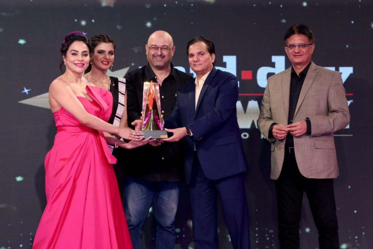 Nikita Rawal wins “Mid day’s Show biz icon award  for producing content and social work
