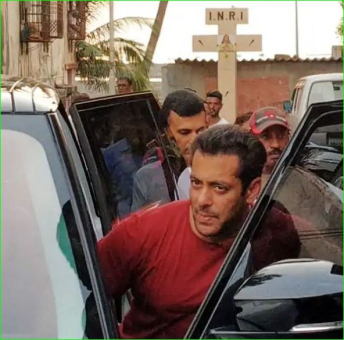 Salman Khan's swag among fans in Bandra, pictures going viral