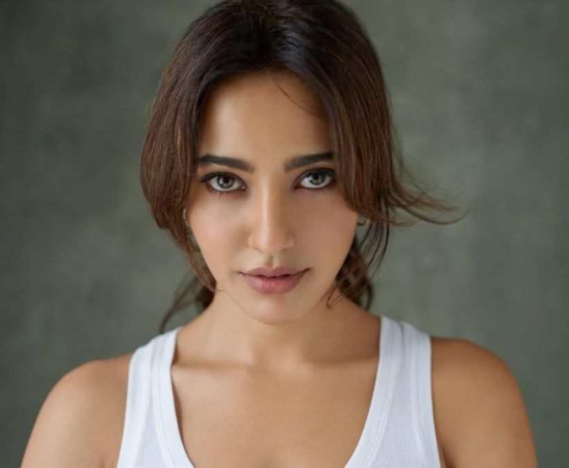 Actress Neha Sharma injured her fans in a bold photo with a killer look, fans praise her!