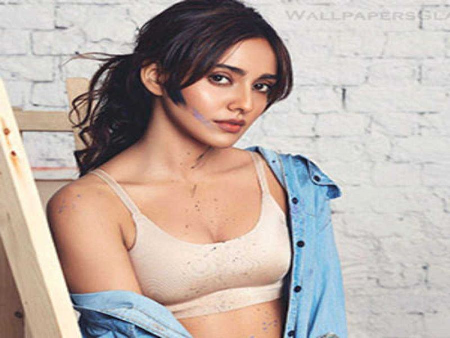 Actress Neha Sharma injured her fans in a bold photo with a killer look, fans praise her!