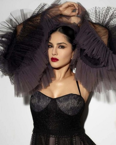 Sunny Leone sets internet on fire, fans lose consciousness after seeing picture