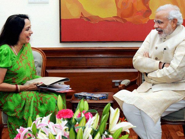 PM नरेंद्र मोदी ने ड्रीमगर्ल हेमा मालिनी की जीवनी पर लिखी प्रस्तावना