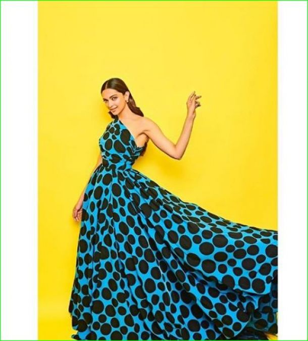 Deepika stuns in a polka dot blue gown, fans go crazy