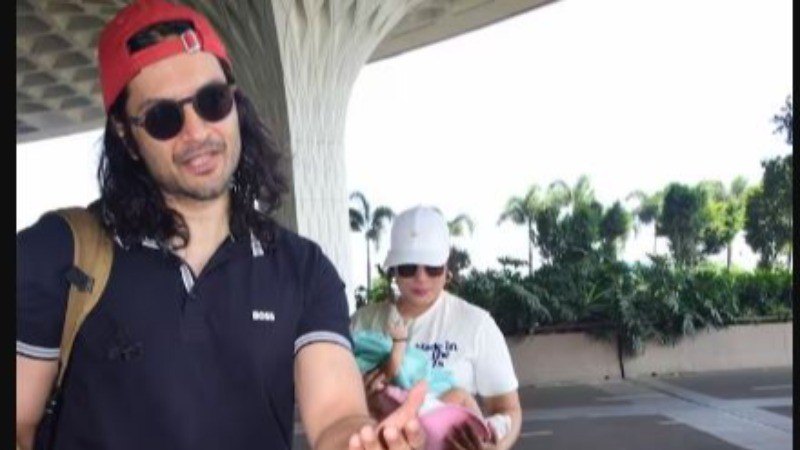 Ali and Richa were spotted at the airport with their daughter.