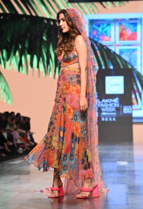 LAKME FASHION WEEK में रिया ने चलाया हुस्न का जादू