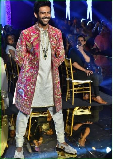 Karthik Aryan walks the ramp with 'Patni' and Woh', check out picture here