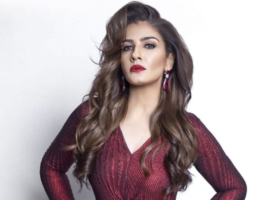 Raveena Tandon angry after seeing stone pelting