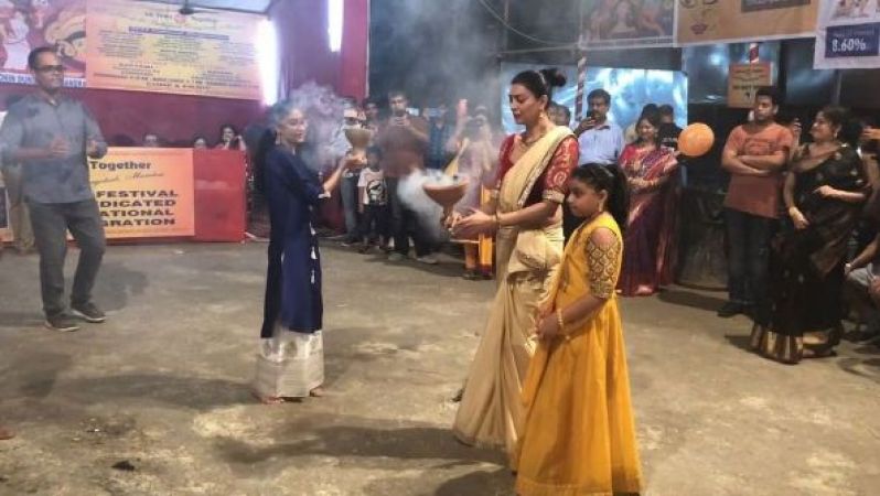 Video - पूर्व मिस युनिवर्स मां दुर्गा की आराधना करते हुए आईं नज़र