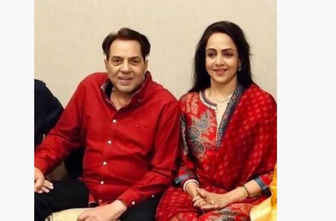 परिवार संग हेमा मालिनी ने मनाया जन्मदिन, मैचिंग कपड़ो में दिखा कपल