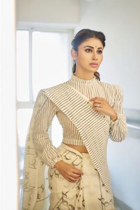 Mouni Roy looked very hot in 'Cool Saree' too, see pictures