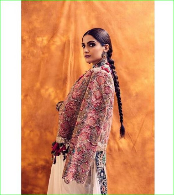 Sonam Kapoor sets Instagram on fire with Jacket on the traditional saree, check out pic here