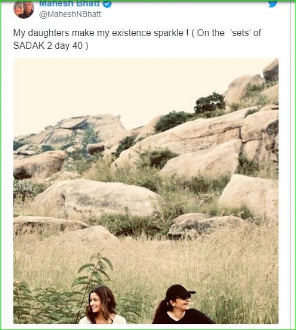 Mahesh Bhatt shared a photo of his two daughters, wrote- 'My daughters have my existence...'