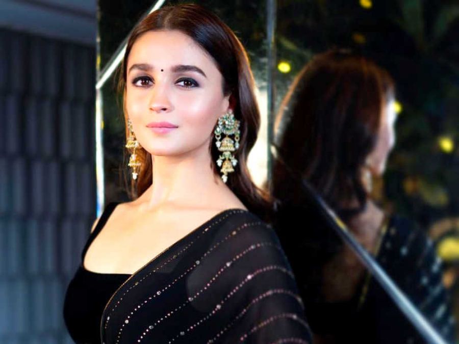 Alia Bhatt's very sexy photo surfaced on the cover page of Vogue Fashion magazine, see here!