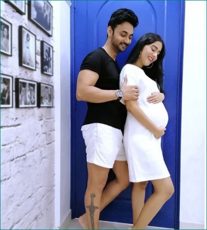 Amrita Rao flaunts her baby bump in 'LATEST' picture