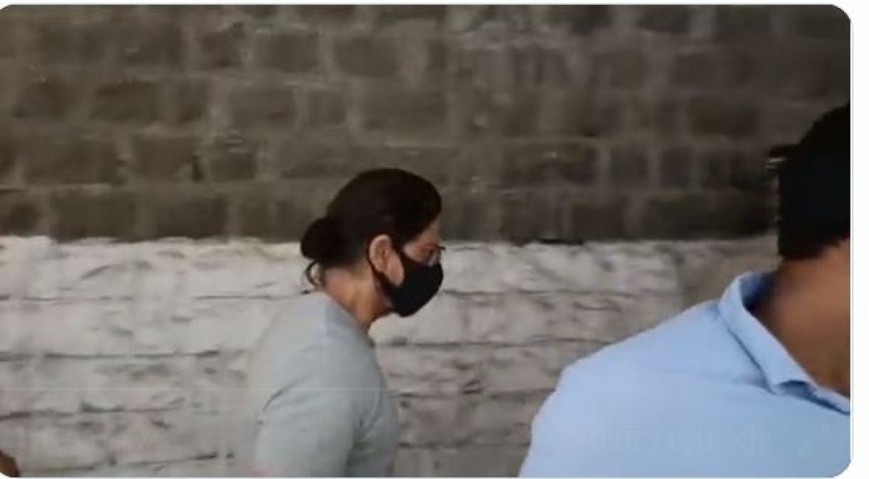 Shah Rukh Khan met son Aryan in jail, both seen emotional!