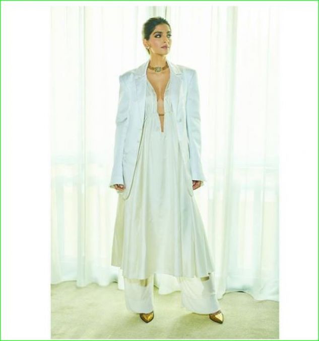 Sonam Kapoor looks sexy in this white outfit, see pictures
