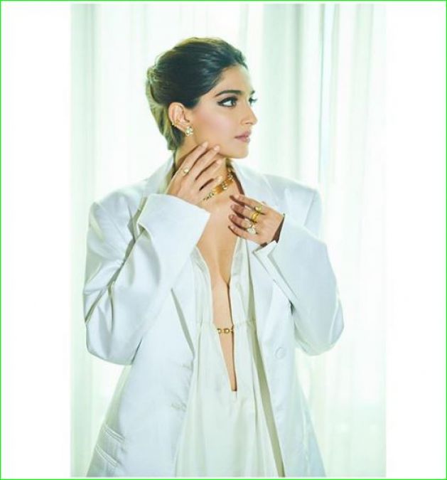 Sonam Kapoor looks sexy in this white outfit, see pictures