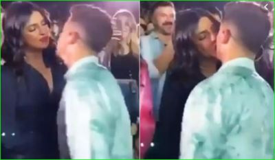 Priyanka and Nick kissed each other in middle of the concert, video viral