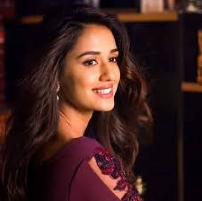 Disha Patani takes social media by storm with her hot photo, check it out here