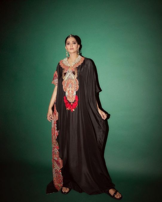 ब्लैक काफ्तान ड्रेस में सोनम ने बिखेरा हुस्न का जलवा