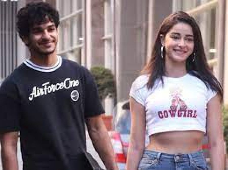 Ishaan Khattar arrived at Ananya Pandey’s house with a bouquet