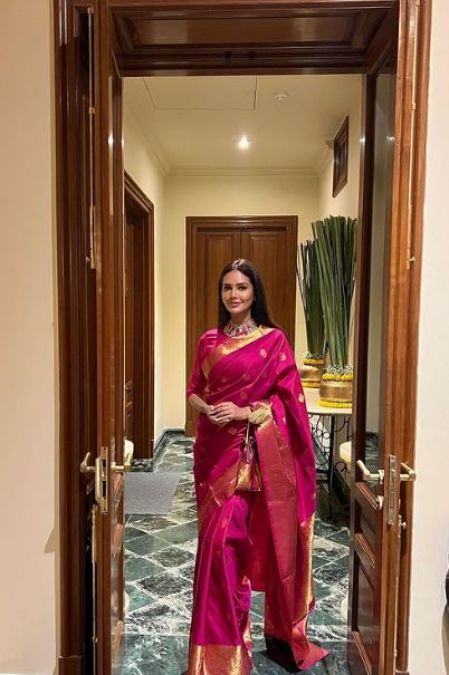 मां की गुलाबी साड़ी पहनकर ईशा गुप्ता ने दी दिवाली की बधाई
