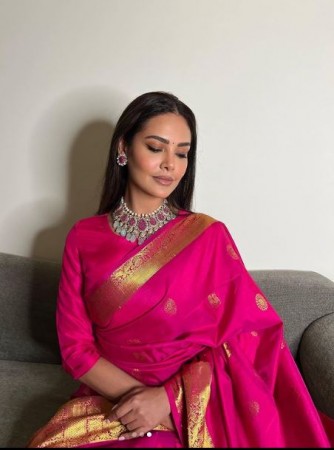 मां की गुलाबी साड़ी पहनकर ईशा गुप्ता ने दी दिवाली की बधाई