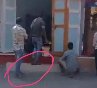 महांकाल मंदिर परिसर में 'OMG 2' की शूटिंग के दौरान जूते में नजर आई पूरी यूनिट