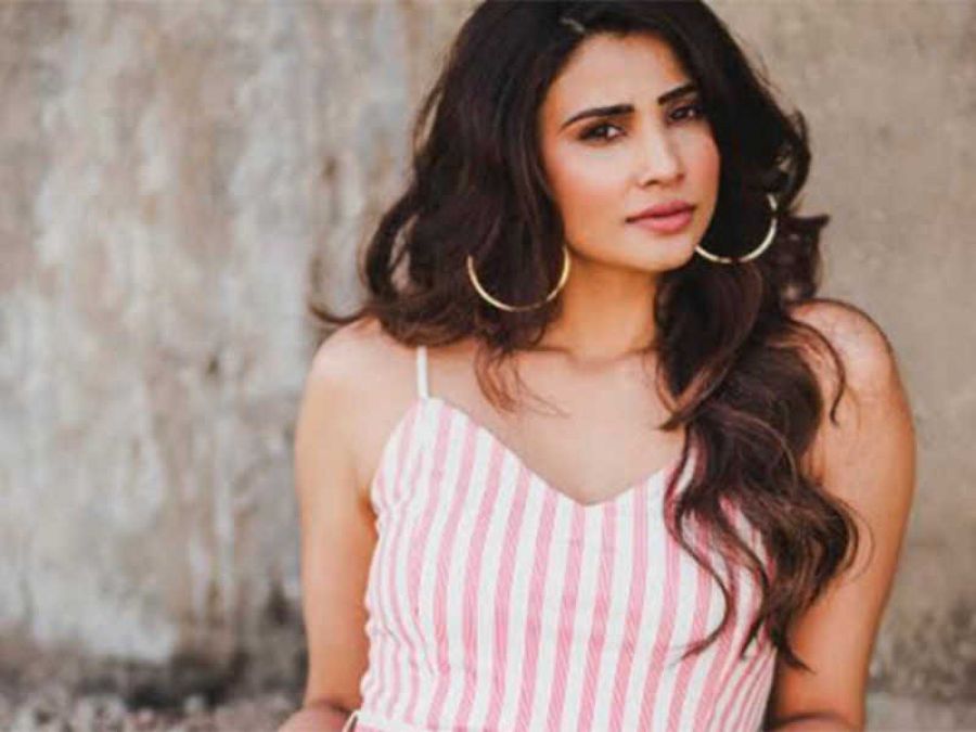 Daisy Shah crosses the line of boldness, sets fire on the Internet with her hot look