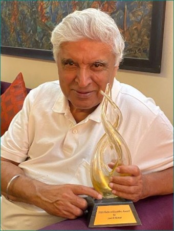 Shabana Azmi shares  husband Javed Akhtar's picture posing with his Richard Dawkins Award