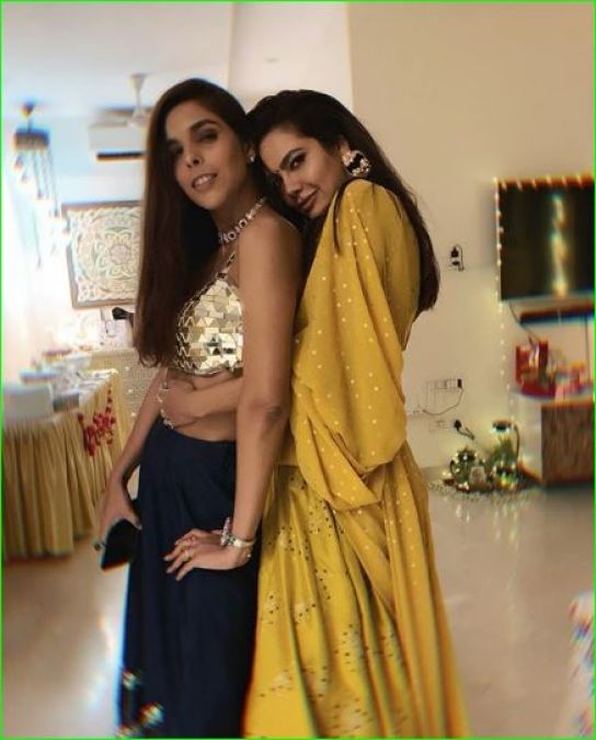 This is how Esha Gupta celebrated Diwali with friends in her home