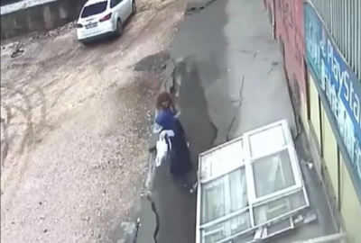 Video : सड़क पर चलते-चलते अचानक ही जमीन के अंदर समा गईं दो महिलाएं