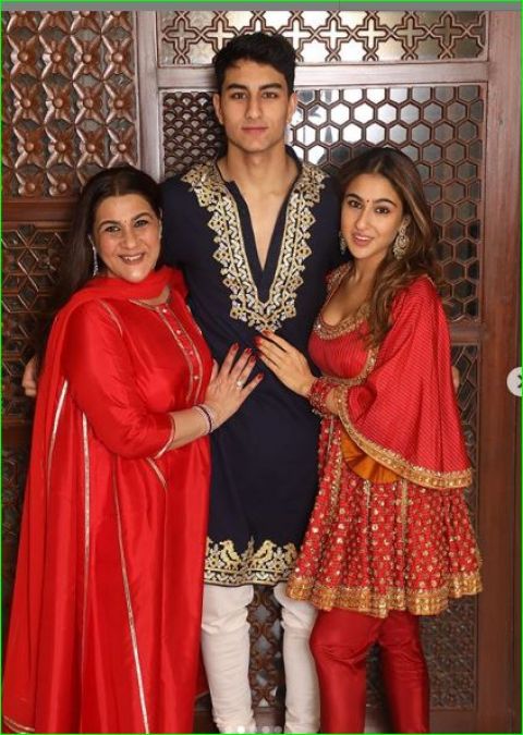 Sara Ali Khan looked very beautiful on Diwali with brother and mother