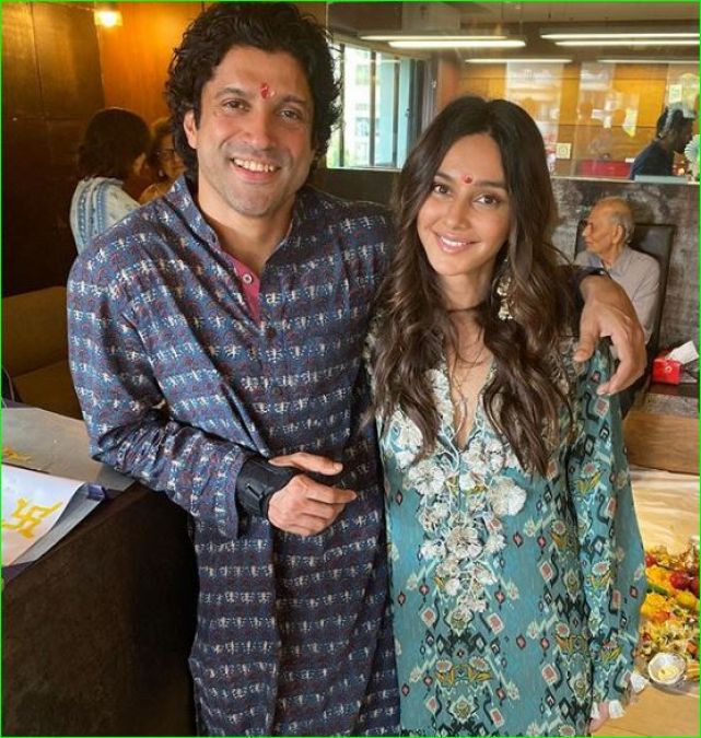 Farhan celebrates Diwali with girlfriend Shibani, photos surfaced