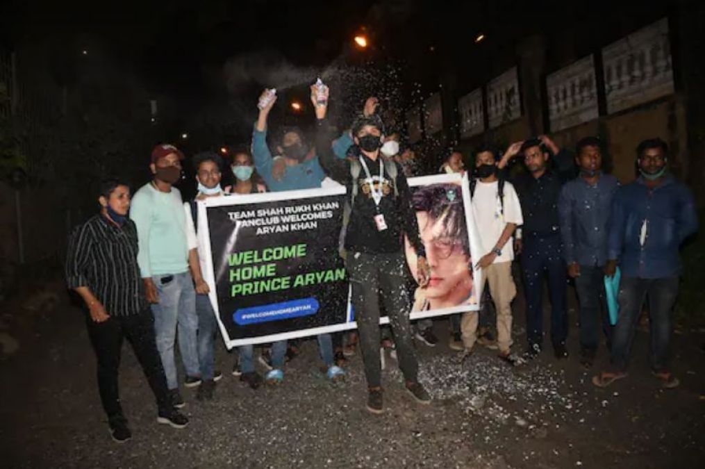 VIDEO: Fans jumped with joy on Aryan's bail, celebrated outside Mannat