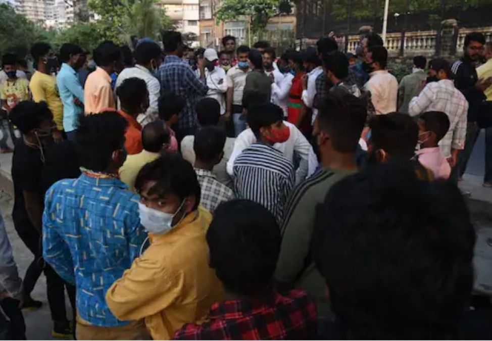 VIDEO: Fans jumped with joy on Aryan's bail, celebrated outside Mannat